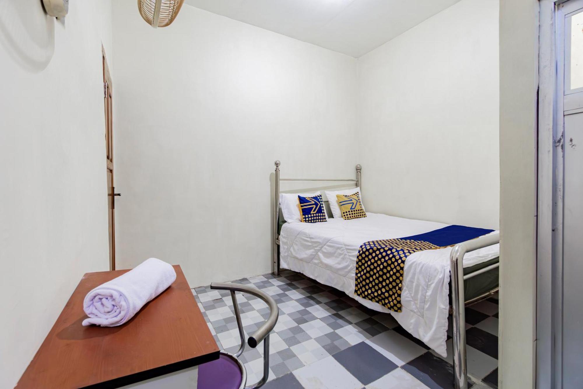 Spot On 93967 Hasna Guest House Syariah Kediri  Exterior foto