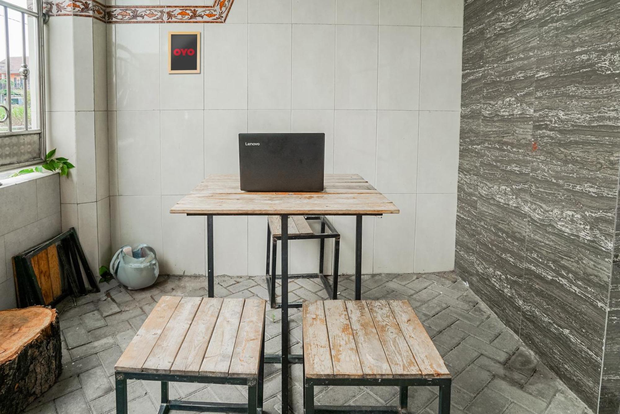 Spot On 93967 Hasna Guest House Syariah Kediri  Exterior foto