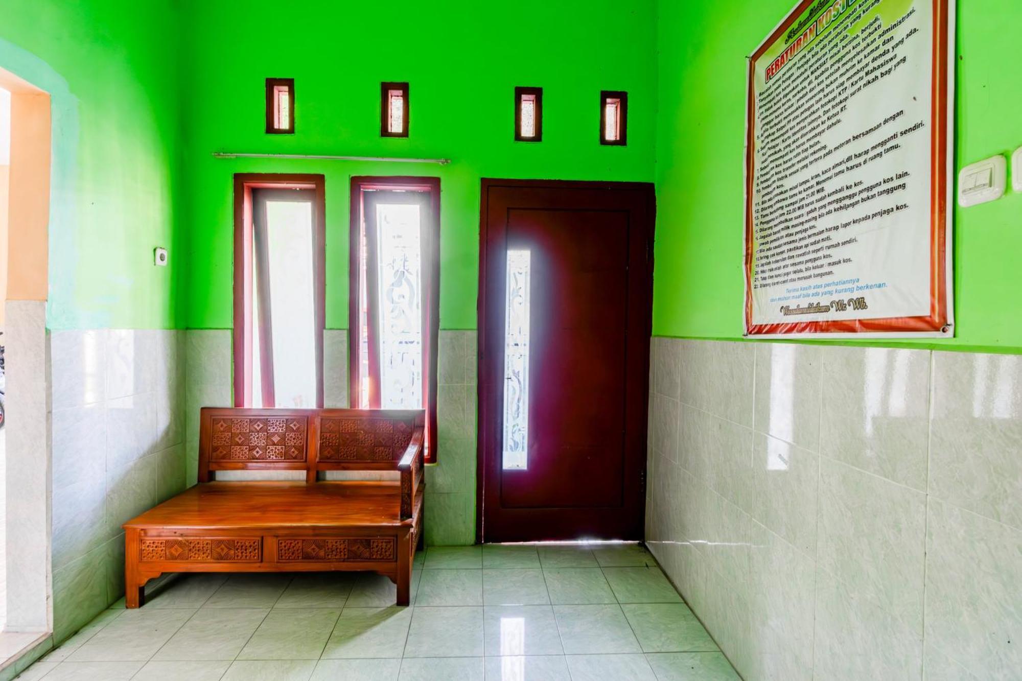 Spot On 93967 Hasna Guest House Syariah Kediri  Exterior foto
